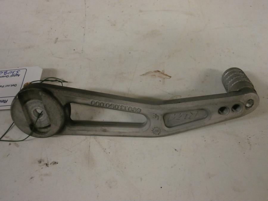 Vänster sida på Bromspedal från en KTM RC8 -2008 motorcykel.