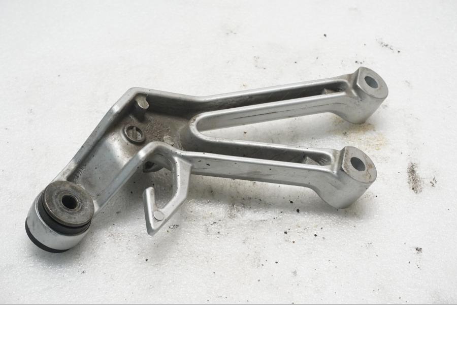 Baksidan på Fotpinnefäste från en Suzuki SV 650 -2006 motorcykel.