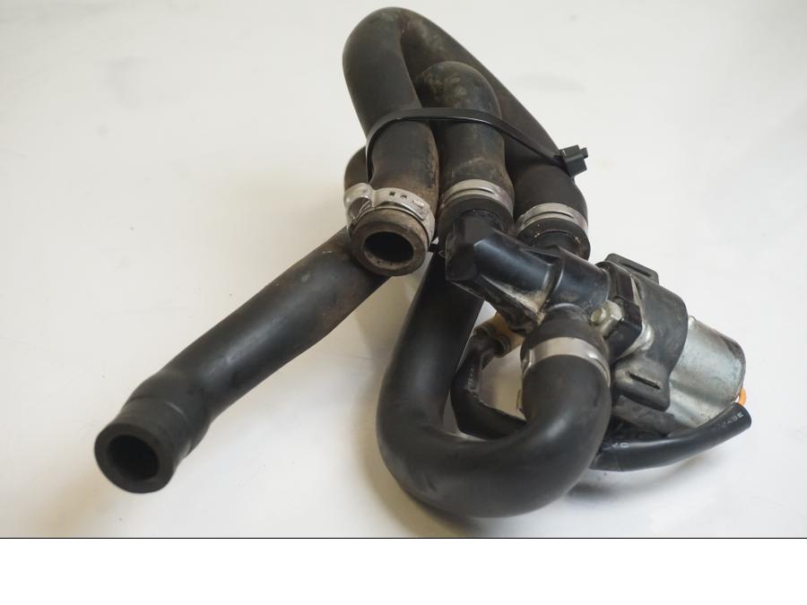 Snett nerifrån på Second Air från en KTM 1190 Adventure -2015 motorcykel.