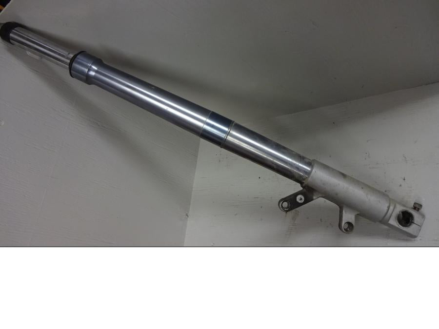 Framsidan på Gaffelben från en BMW R 1150 GS -1999 motorcykel.