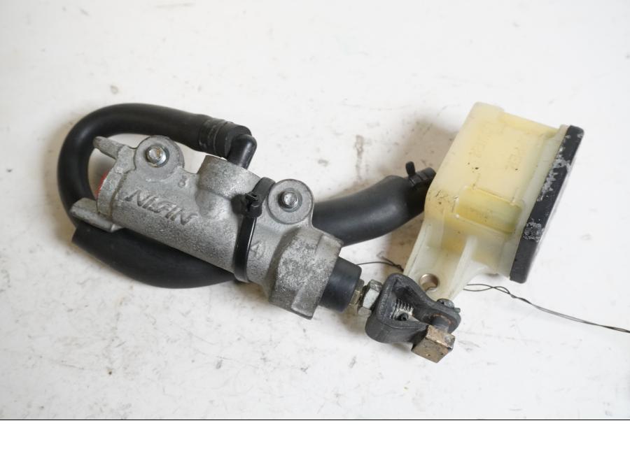 Baksidan på Bromshuvudcylinder från en Honda VTR 1000 F -1998 motorcykel.