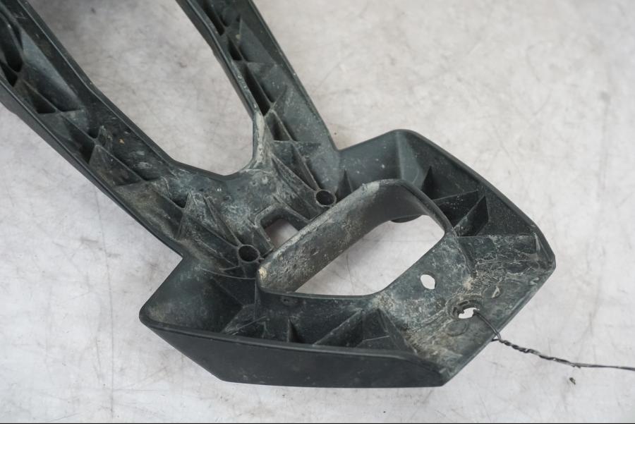 Snett nerifrån på Skylthållare från en BMW F 800 R -2018 motorcykel.