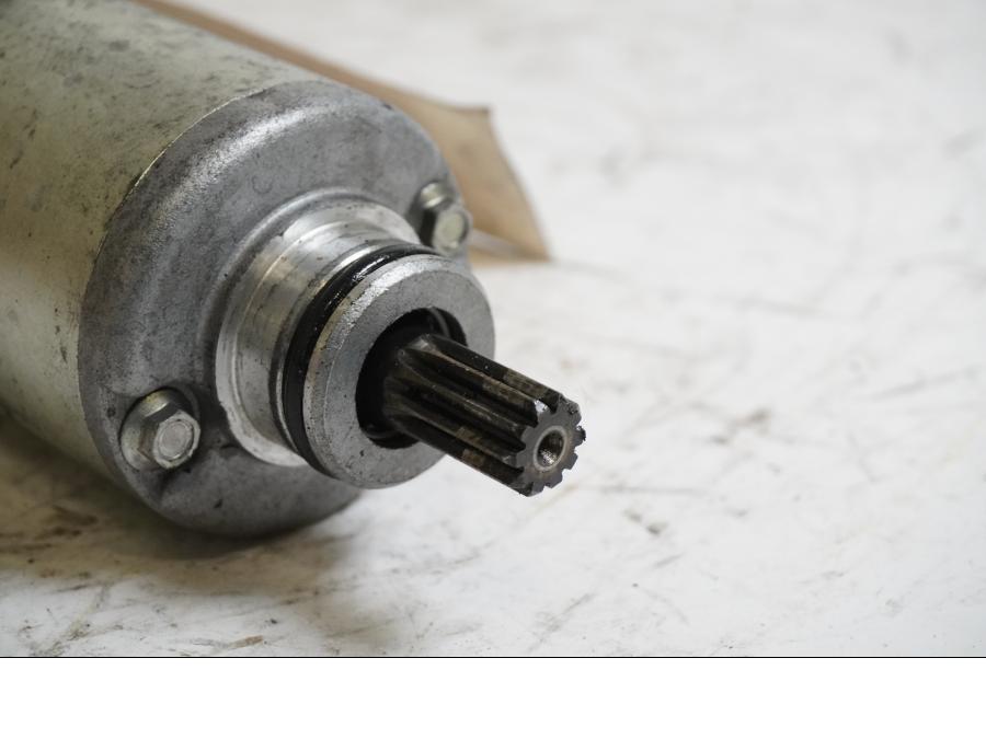 Baksidan på Startmotor från en Triumph Daytona 675 -2010 motorcykel.