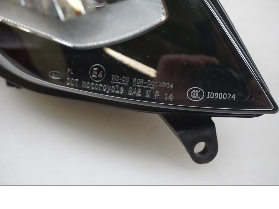 Snett nerifrån på Strålkastare från en BMW S 1000 XR -2016 motorcykel.