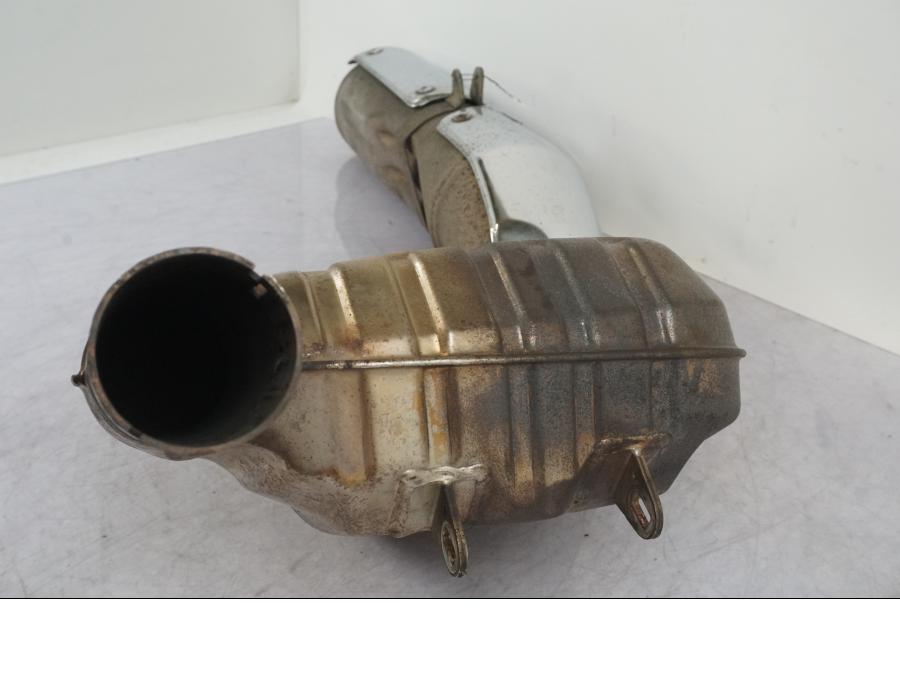 Snett nerifrån på Ljuddämpare från en BMW R 1100 GS -1998 motorcykel.