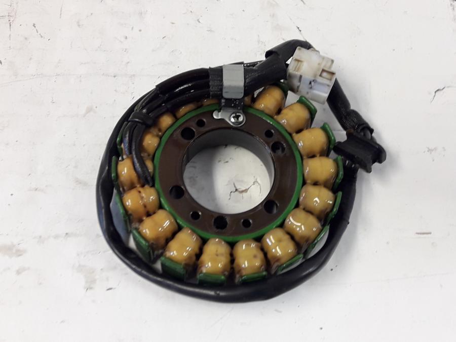 Framsidan på Generator från en Kawasaki ER-6N -2015 motorcykel.