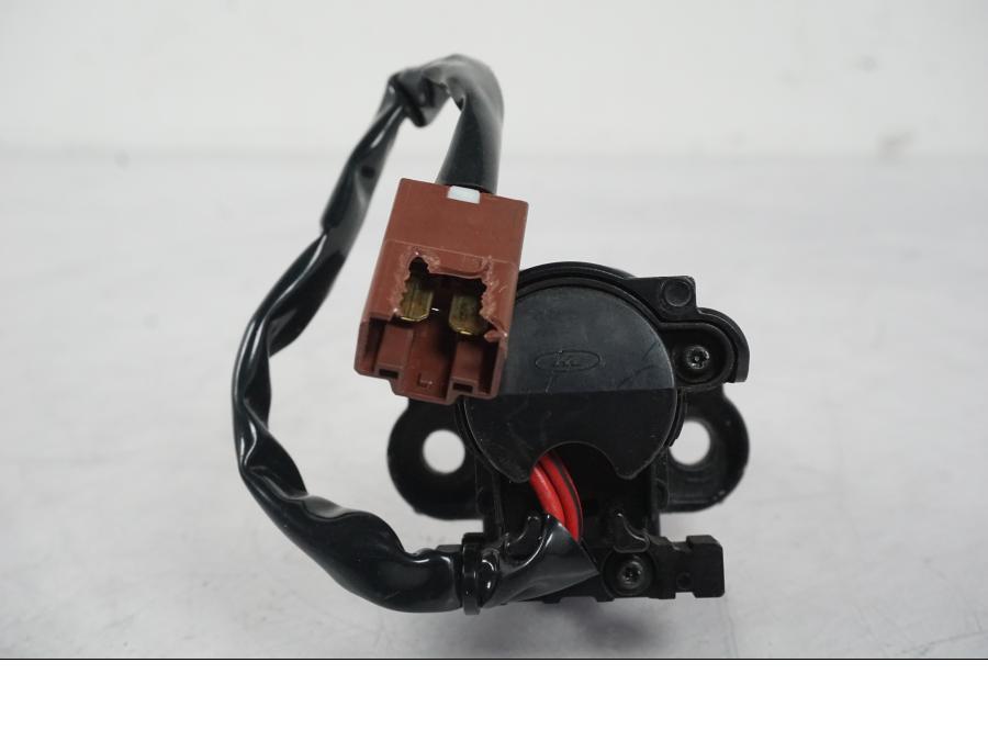 Extrabild5 på <p>Låssats från Honda CB 600 FA Hornet 2007.</p>
<p>Cdi, tändningslås, tanklock, sadellås, nyckel (svart).</p>
<p>Plasten för kontakt stycke skadat se bild.</p> motorcykel.