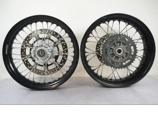 Framsidan på Hjulpaket från en KTM 690 SM R -2009 motorcykel.