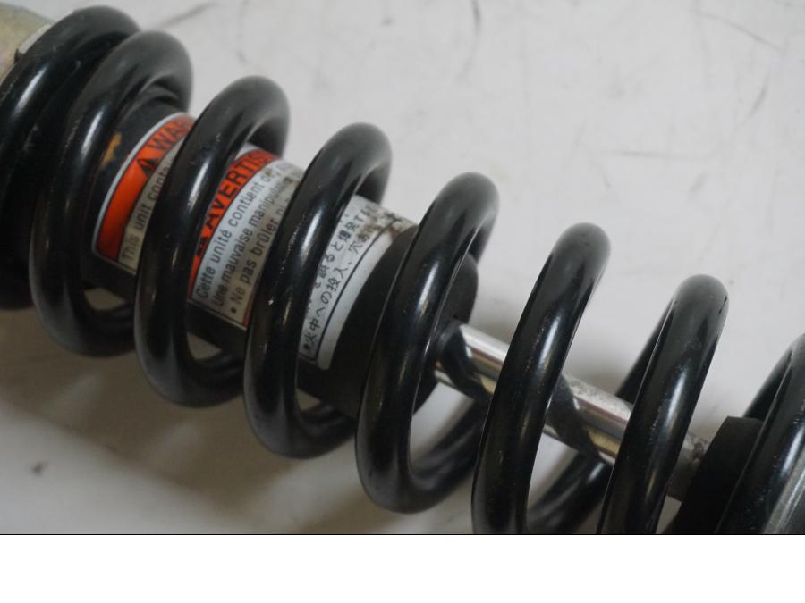 Snett uppifrån på Stötdämpare från en Kawasaki Ninja 300 -2013 motorcykel.