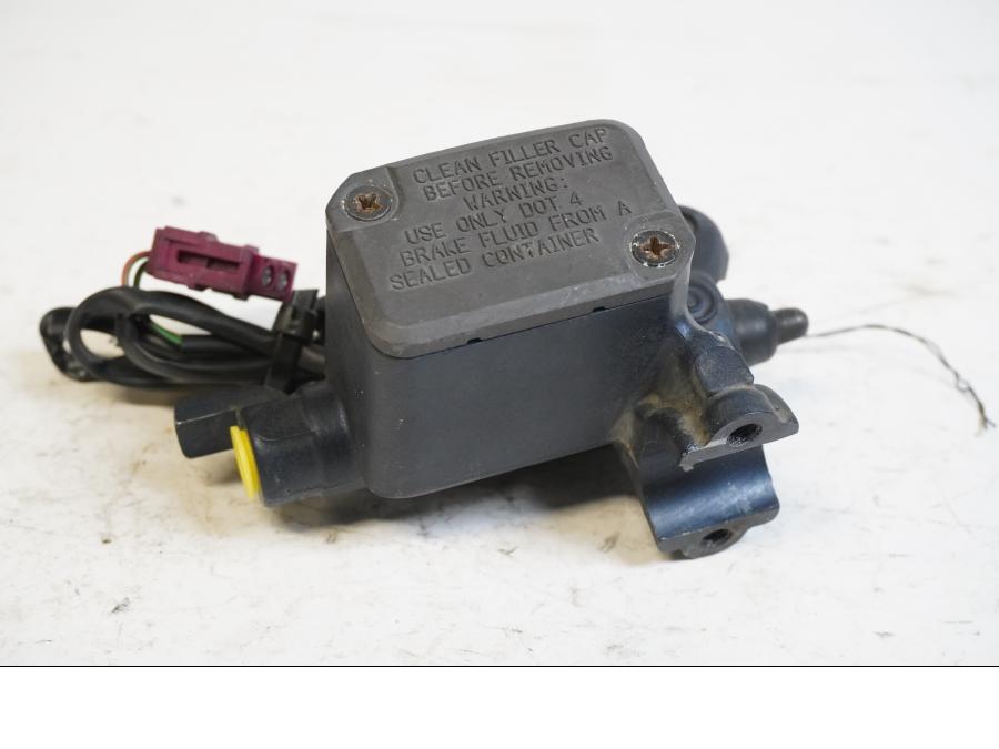 Baksidan på Bromshuvudcylinder från en BMW F 650 CS -2002 motorcykel.