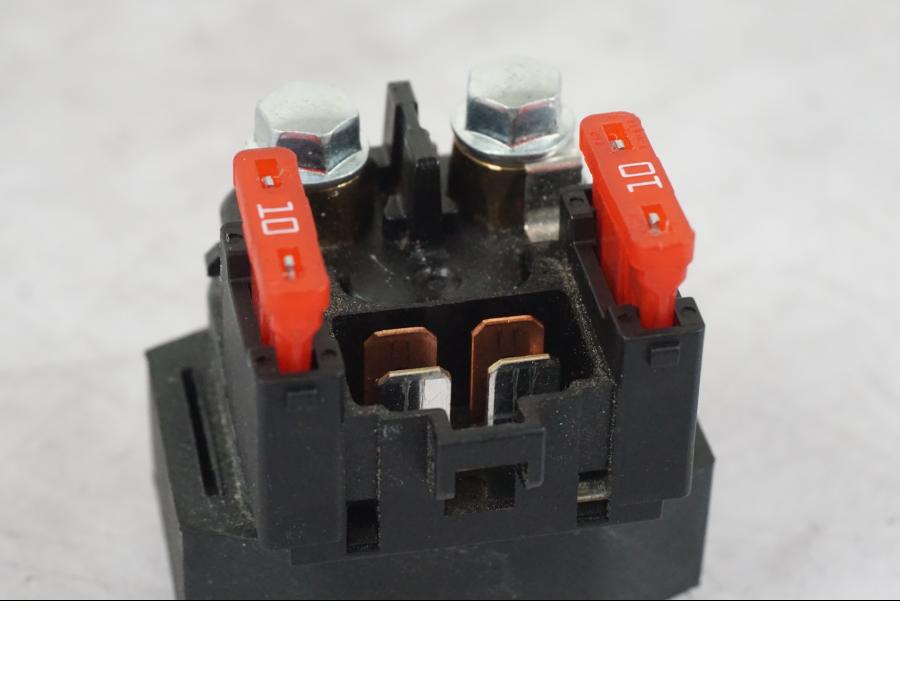 Snett nerifrån på Startrelä från en Yamaha MT-09 -2020 motorcykel.