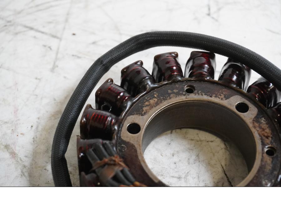 Baksidan på Generator från en Honda VTR 1000 F -1997 motorcykel.