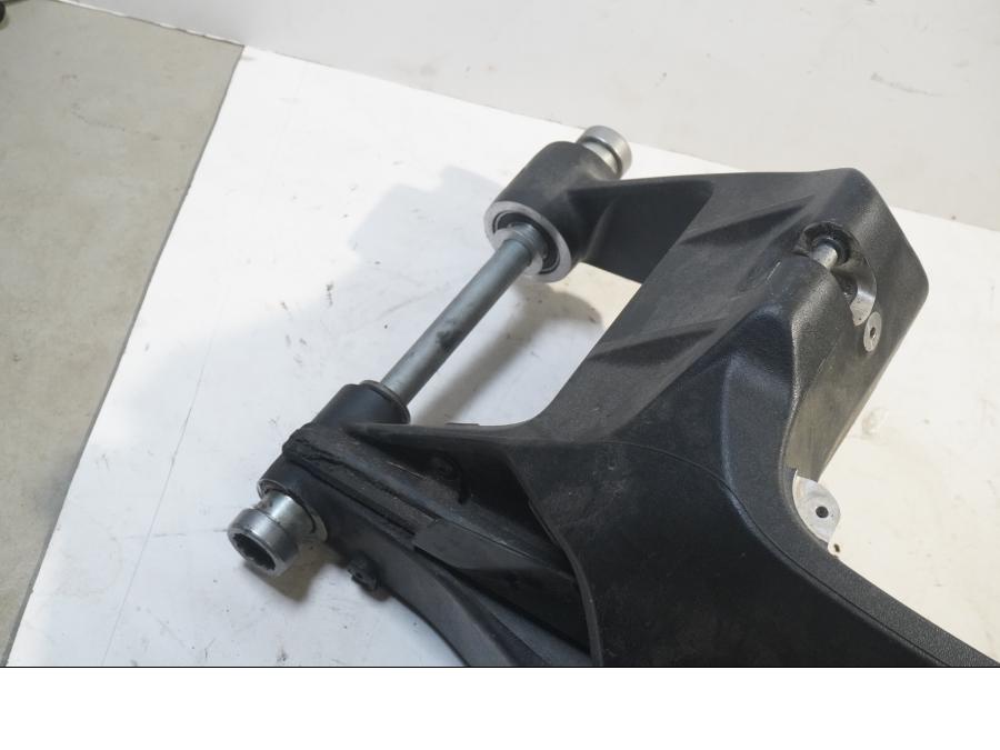 Vänster sida på Sving från en Ducati Monster 1200 -2016 motorcykel.