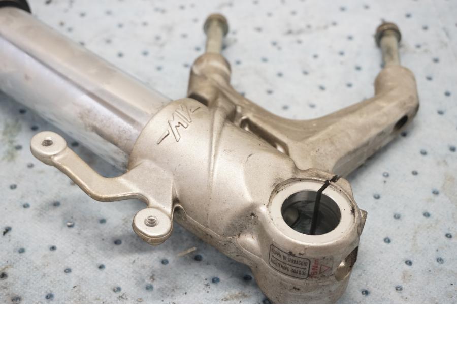 Snett uppifrån på Gaffelben från en MV Agusta F3 675 -2014 motorcykel.