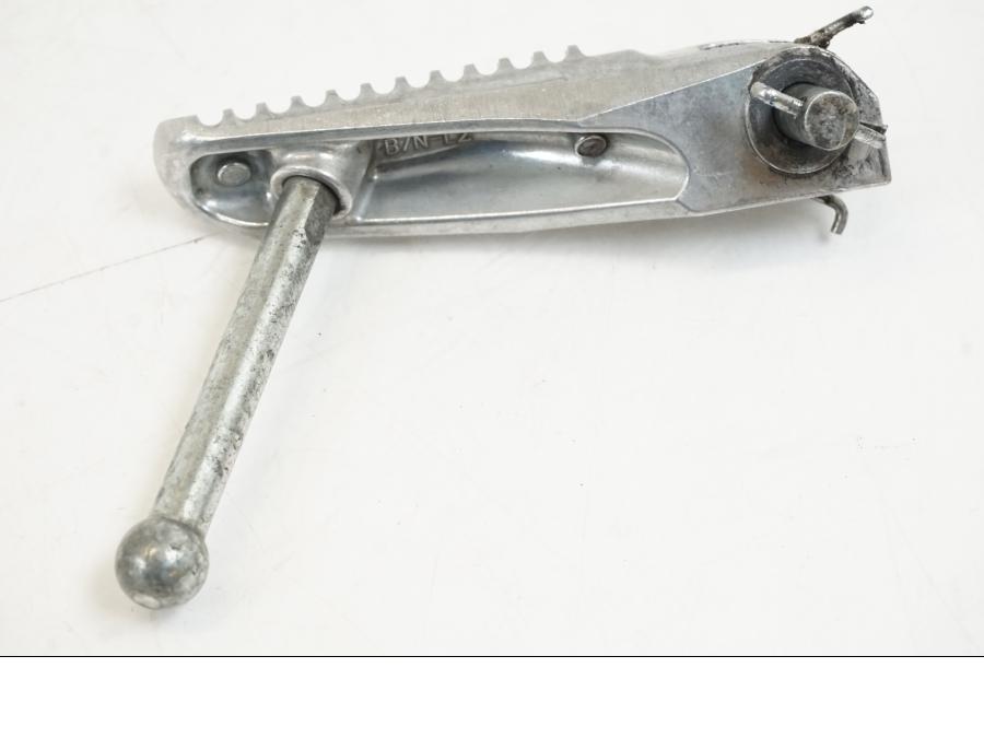 Vänster sida på Fotpinne från en Yamaha YZF R7 -2022 motorcykel.