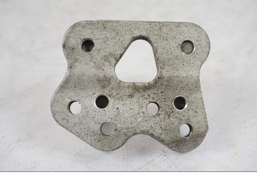 Höger sida på Fotpinnefäste inre från en Suzuki GSX-R 750 -2006 motorcykel.