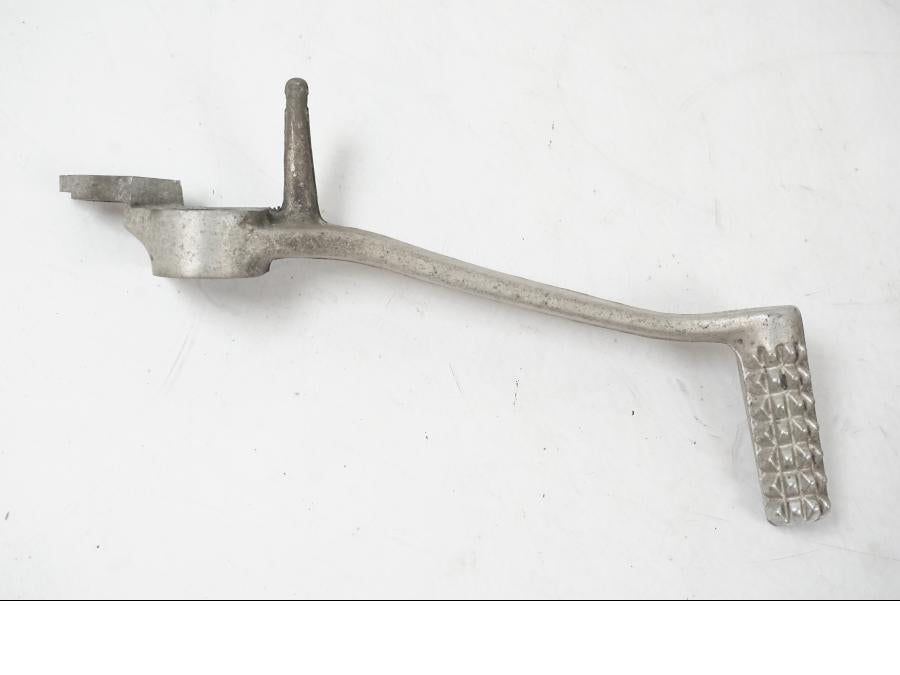 Snett nerifrån på Bromspedal från en Suzuki SV 650 S -2005 motorcykel.