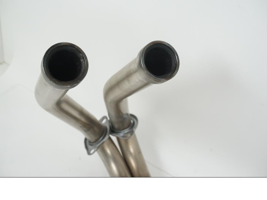 Vänster sida på Avgassystem från en Kawasaki Vulcan S -2020 motorcykel.