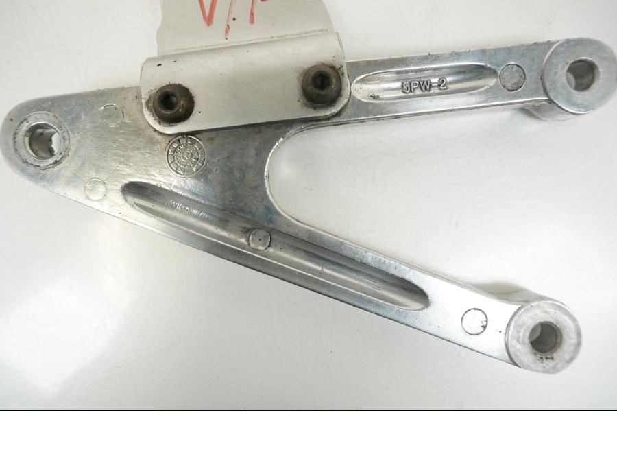 Höger sida på Fotpinnefäste från en Yamaha YZF 1000 R1 -2002 motorcykel.