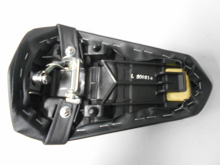 Snett uppifrån på Sadel från en Yamaha YZF 1000 R1 -2017 motorcykel.