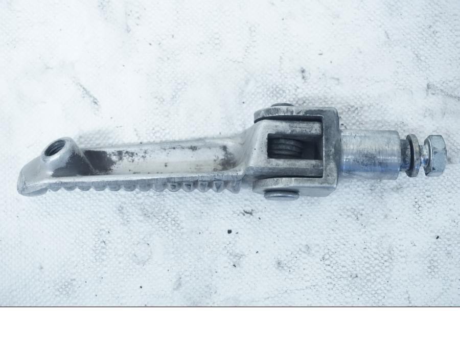 Baksidan på Fotpinne från en Yamaha YZF 1000 R1 -2002 motorcykel.