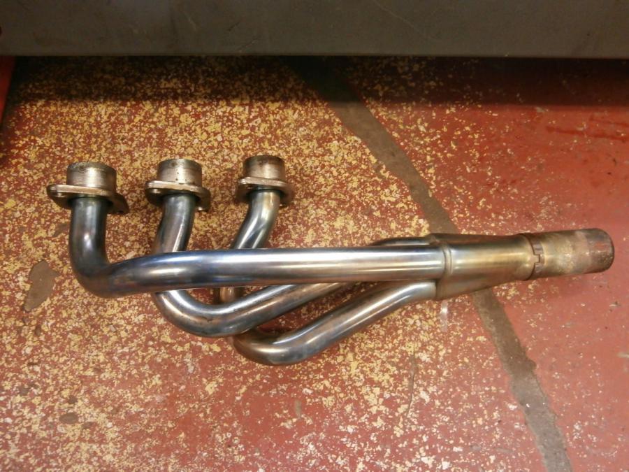 Framsidan på Grenrör från en BMW K 75 -1992 motorcykel.