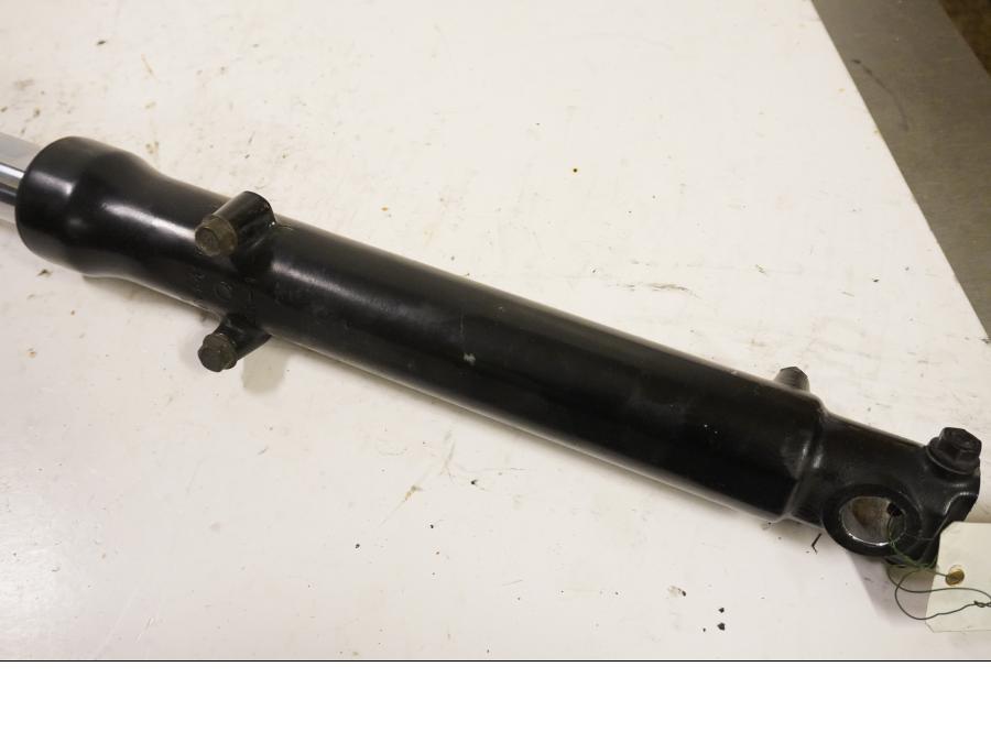 Snett nerifrån på Gaffelben från en Kawasaki GPZ 500 -1991 motorcykel.