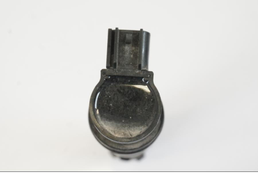 Vänster sida på Tändspole från en Triumph Trident -2021 motorcykel.