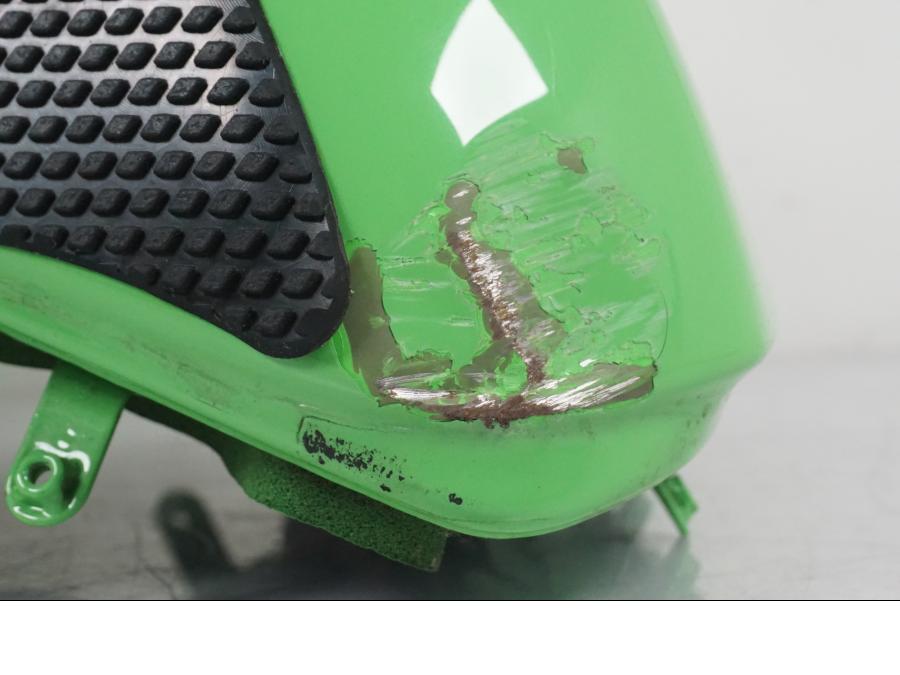 Höger sida på Bensintank från en Kawasaki ZX-6R -2005 motorcykel.