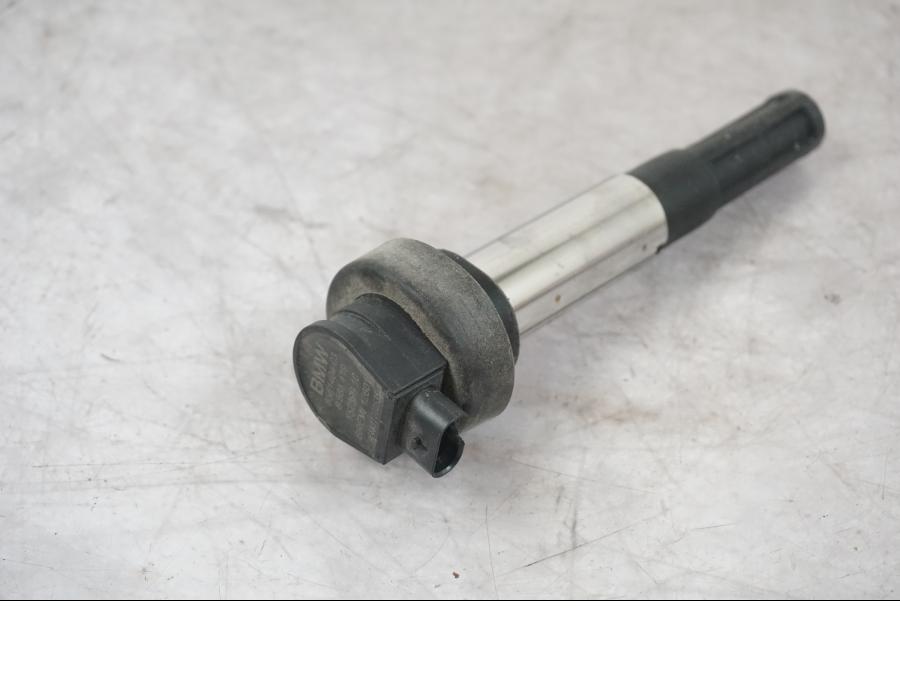 Baksidan på Tändspole från en BMW F 800 R -2018 motorcykel.