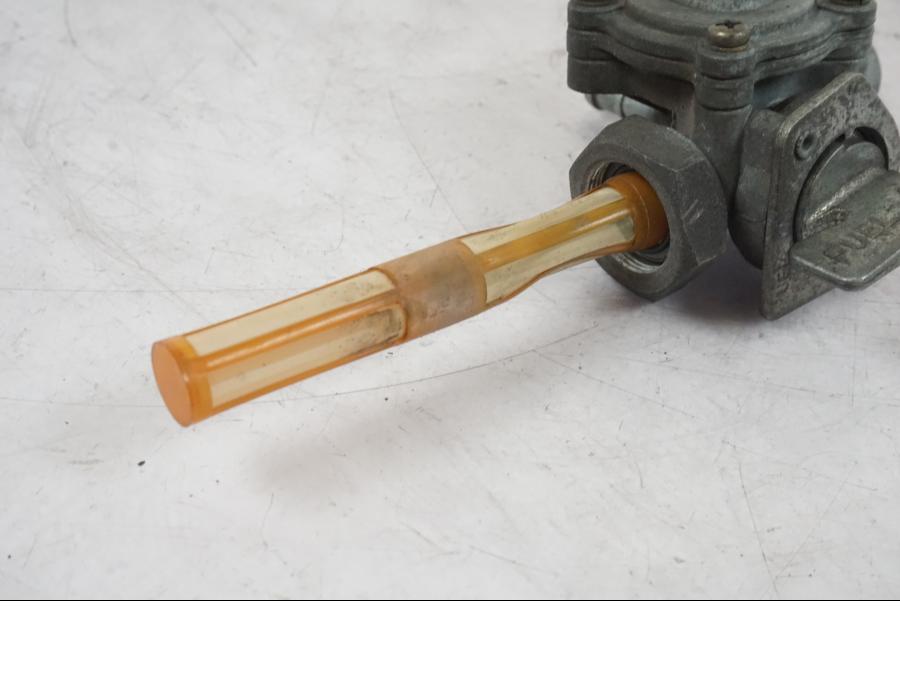 Vänster sida på Bensinkran från en Honda CB 750 -1996 motorcykel.