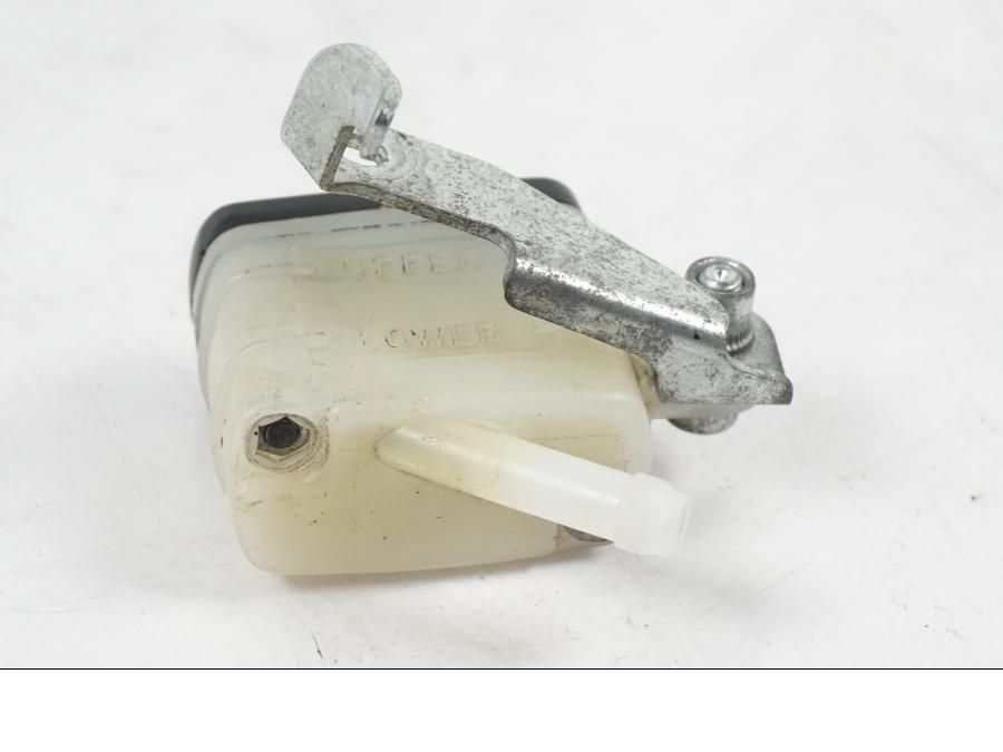 Snett uppifrån på Bromsvätskebehållare från en MV Agusta Dragster -2014 motorcykel.