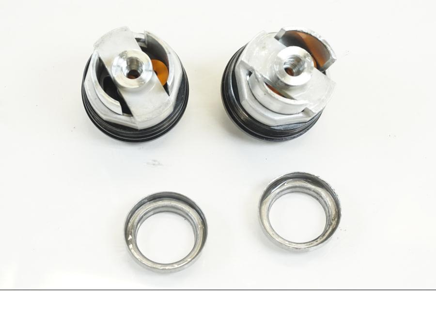 Vänster sida på Gaffelbenslock från en Yamaha MT-10 -2018 motorcykel.