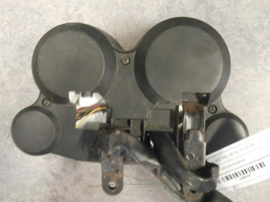 Baksidan på Instrumentpanel från en Kawasaki GPZ 900 -1985 motorcykel.
