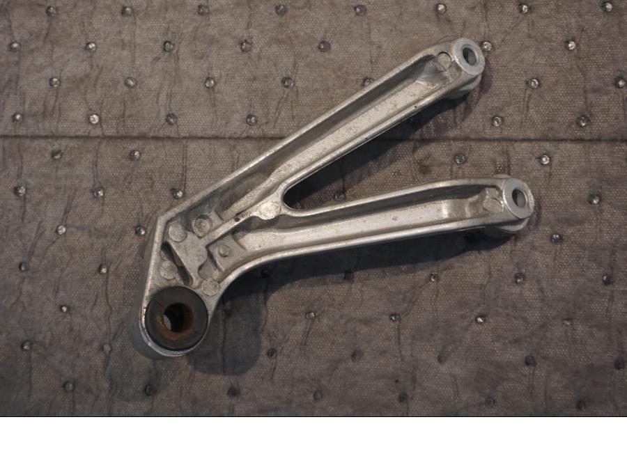 Baksidan på Fotpinnefäste från en Honda CBR 900 RR -1999 motorcykel.