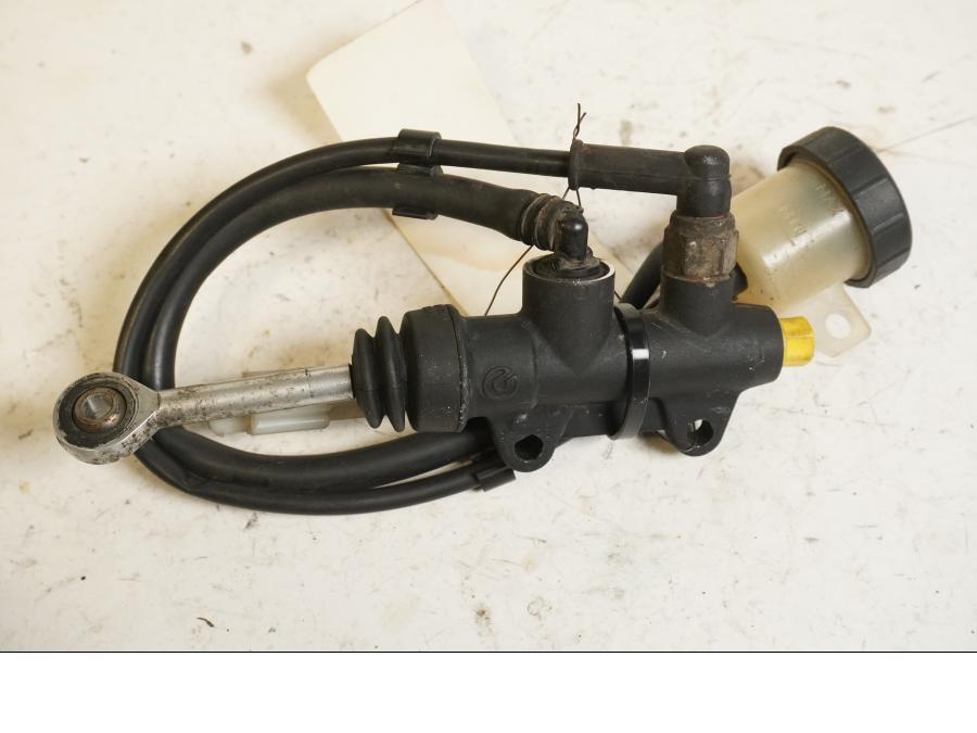 Baksidan på Bromshuvudcylinder från en KTM 690 SMC -2008 motorcykel.