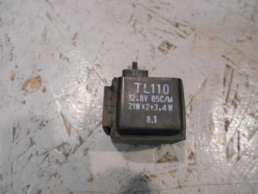 Framsidan på Blinkersrelä från en Suzuki VS 1400 -1998 motorcykel.