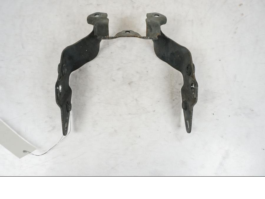 Vänster sida på Strålkastarfäste från en BMW R 850 R -2004 motorcykel.