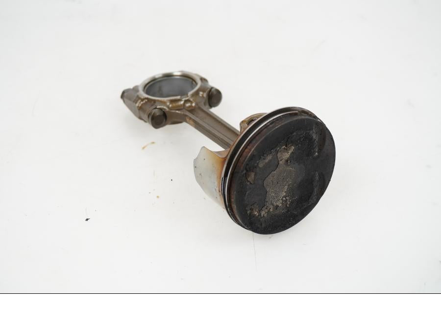 Baksidan på Kolv från en Yamaha FJR 1300 -2005 motorcykel.