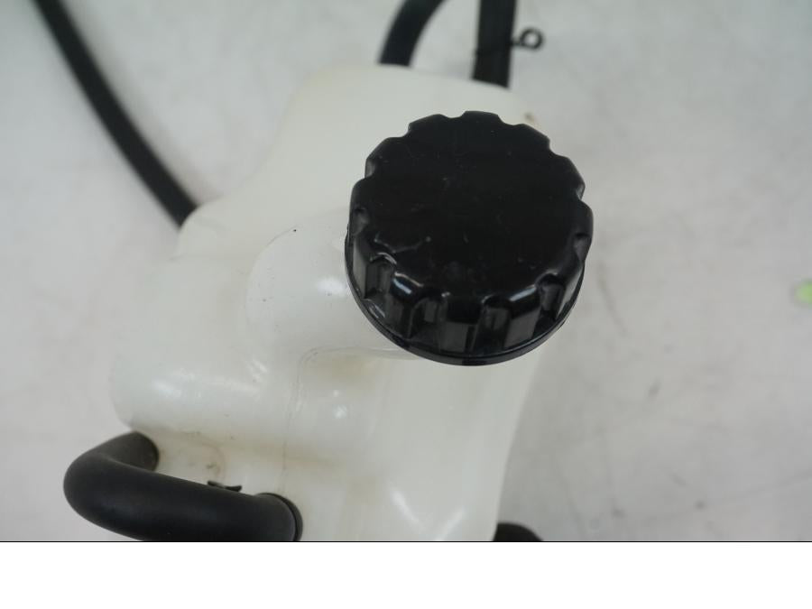 Snett uppifrån på Vattenexpansionskärl från en Kawasaki NINJA 400 -2020 motorcykel.