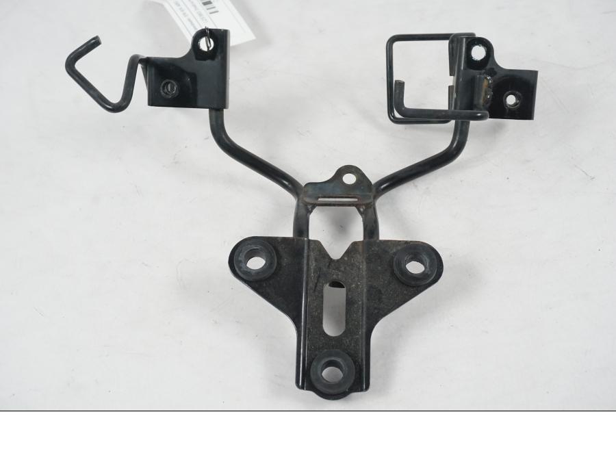 Vänster sida på Instrumentpanelsfäste från en Kawasaki ER-6N ABS -2010 motorcykel.