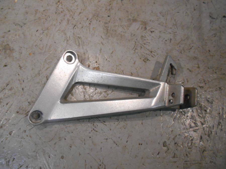 Framsidan på Fotpinnefäste från en Honda CBR 125 R -2007 motorcykel.