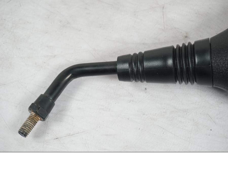 Snett uppifrån på Backspegel från en Yamaha Aerox 4 -2019 moped.