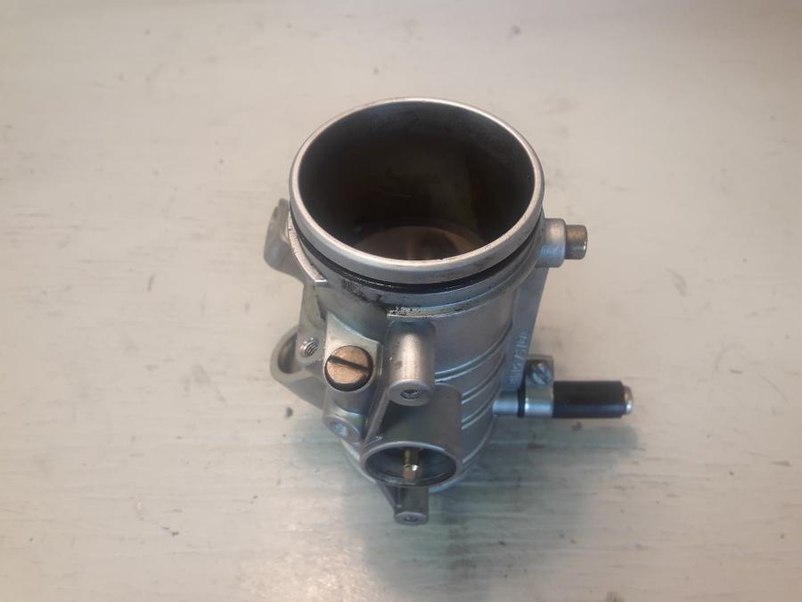 Baksidan på Spjällhus från en BMW R 1150 GS -2003 motorcykel.