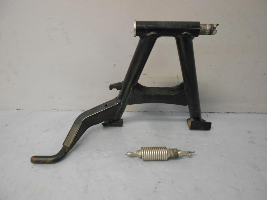 Baksidan på Centralstöd från en Yamaha YS 125 -2017 motorcykel.