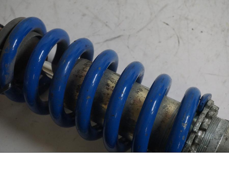 Vänster sida på Stötdämpare från en Triumph Speed Triple -2009 motorcykel.