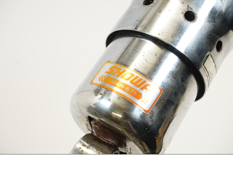 Snett nerifrån på Stötdämpare från en Honda VT 1100 C -1997 motorcykel.