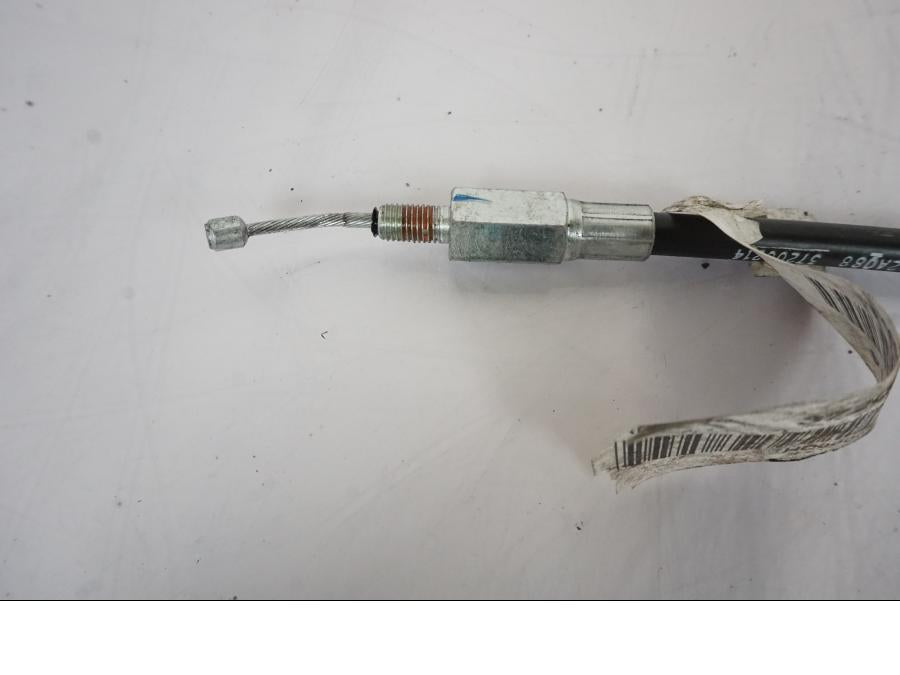 Snett nerifrån på Kopplingsvajer från en H-D Softail Sport Glide FLSB -2022 motorcykel.