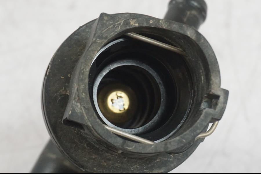 Extrabild1 på Vattentermostathus från en BMW R 1200 GS -2018 motorcykel.