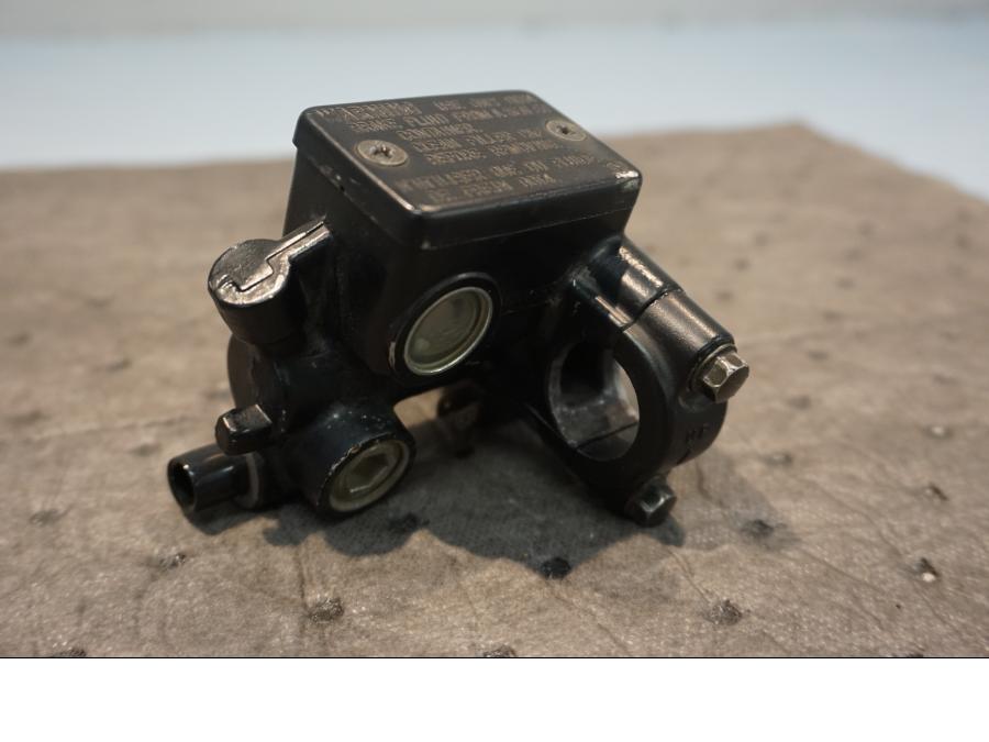 Baksidan pÄ Bromshuvudcylinder frÄn en Honda XR 600 R -1990 motorcykel.